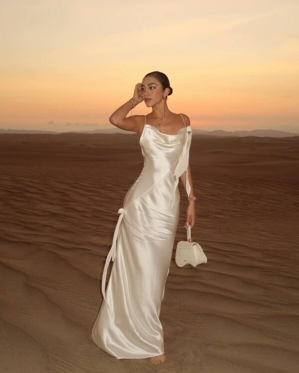 vestido-cetim-com-decote-costas