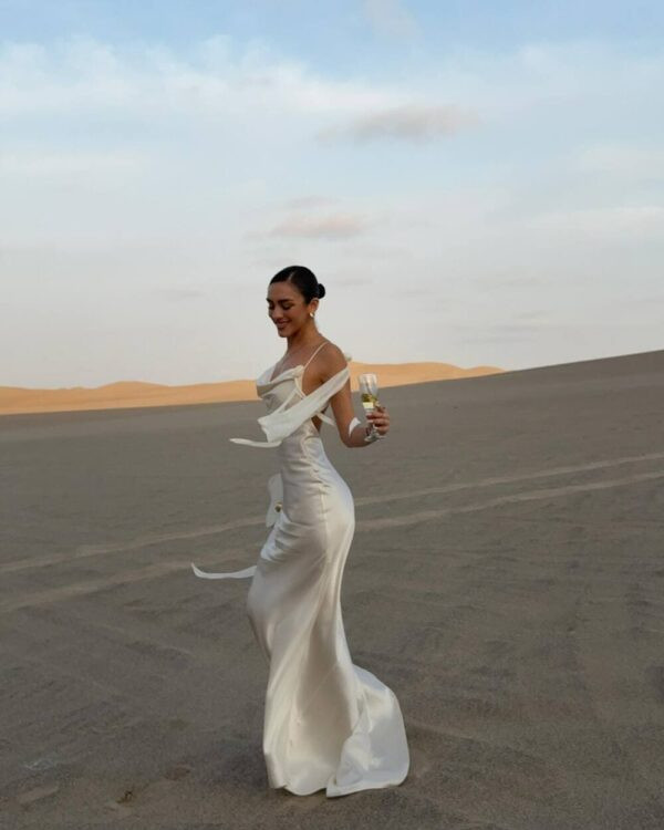 vestido-longo-champagne-cetim-com-alcas-finas-e-decote