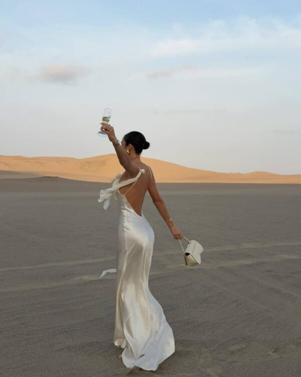 vestido-longo-champagne-cetim-sem-mangas-alcas-finas