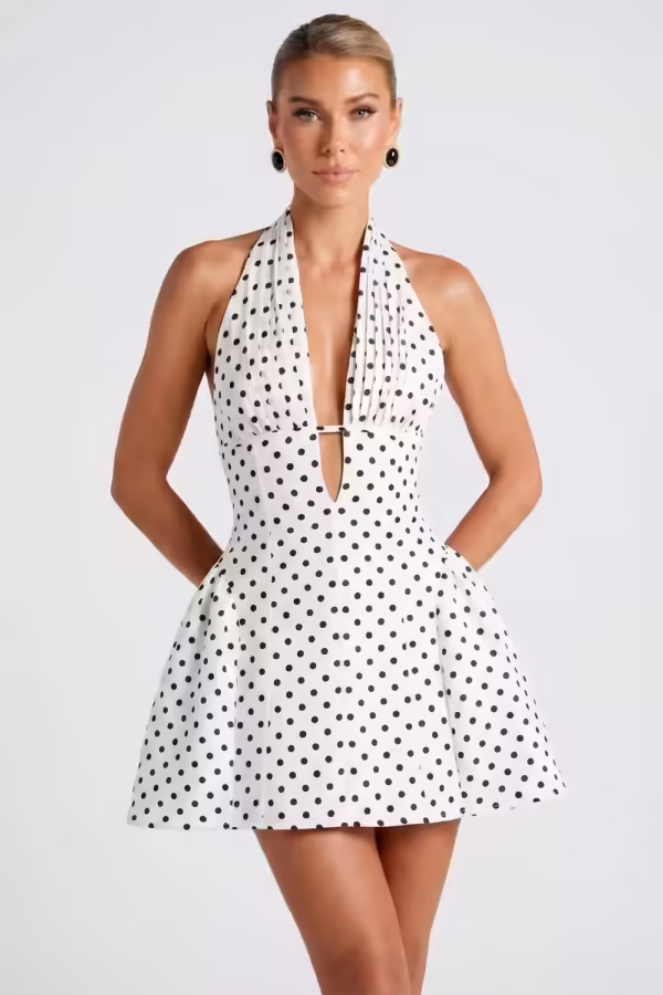 vestido-curto-branco-poa-preto-decote-v-profundo