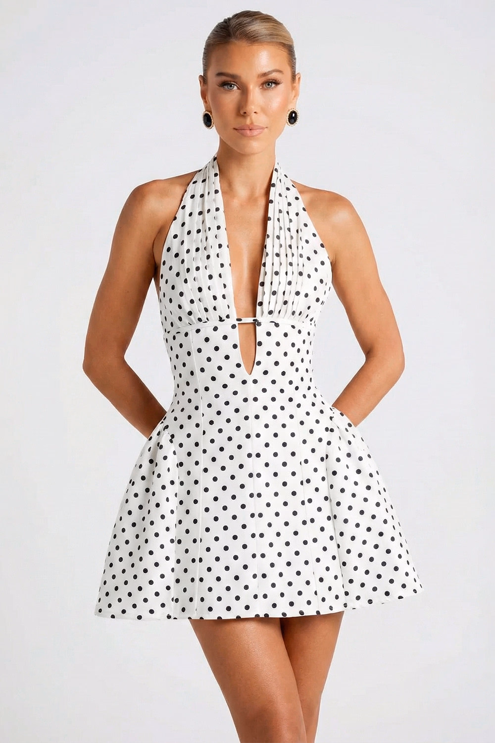 vestido-curto-branco-poa-preto-decote-v-profundo vestido-curto-branco-poa-preto-decote-v-profundo