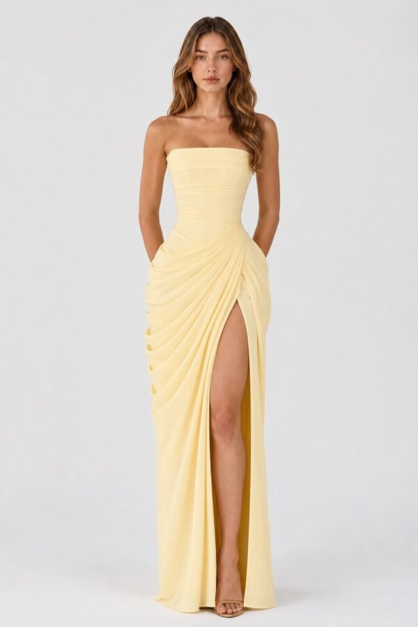 Vestido longo amarelo tomara que caia com fenda em vista frontal de corpo inteiro