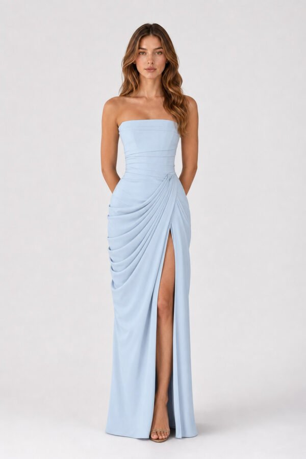 Vestido longo azul serenity tomara que caia em vista frontal de corpo inteiro