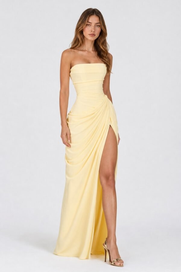 Vestido longo amarelo com fenda e drapeado em vista frontal levemente lateral