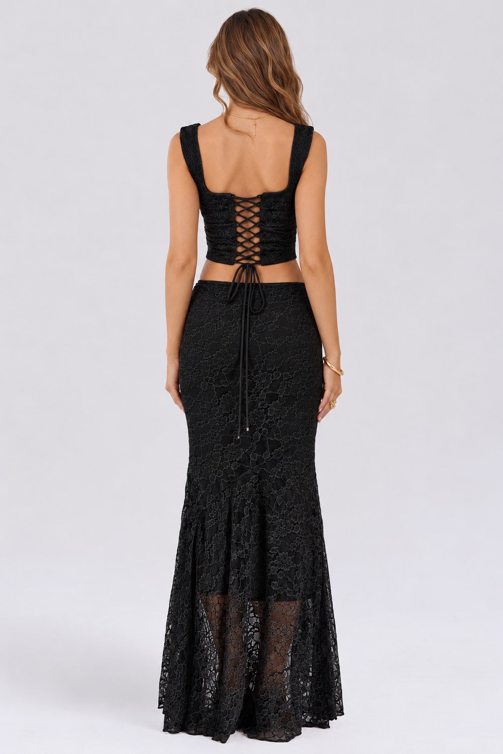 Conjunto Feminino Preto de Renda com Cropped — vista 6 Costas do conjunto de renda preto, com abertura central e amarração cruzada no cropped.