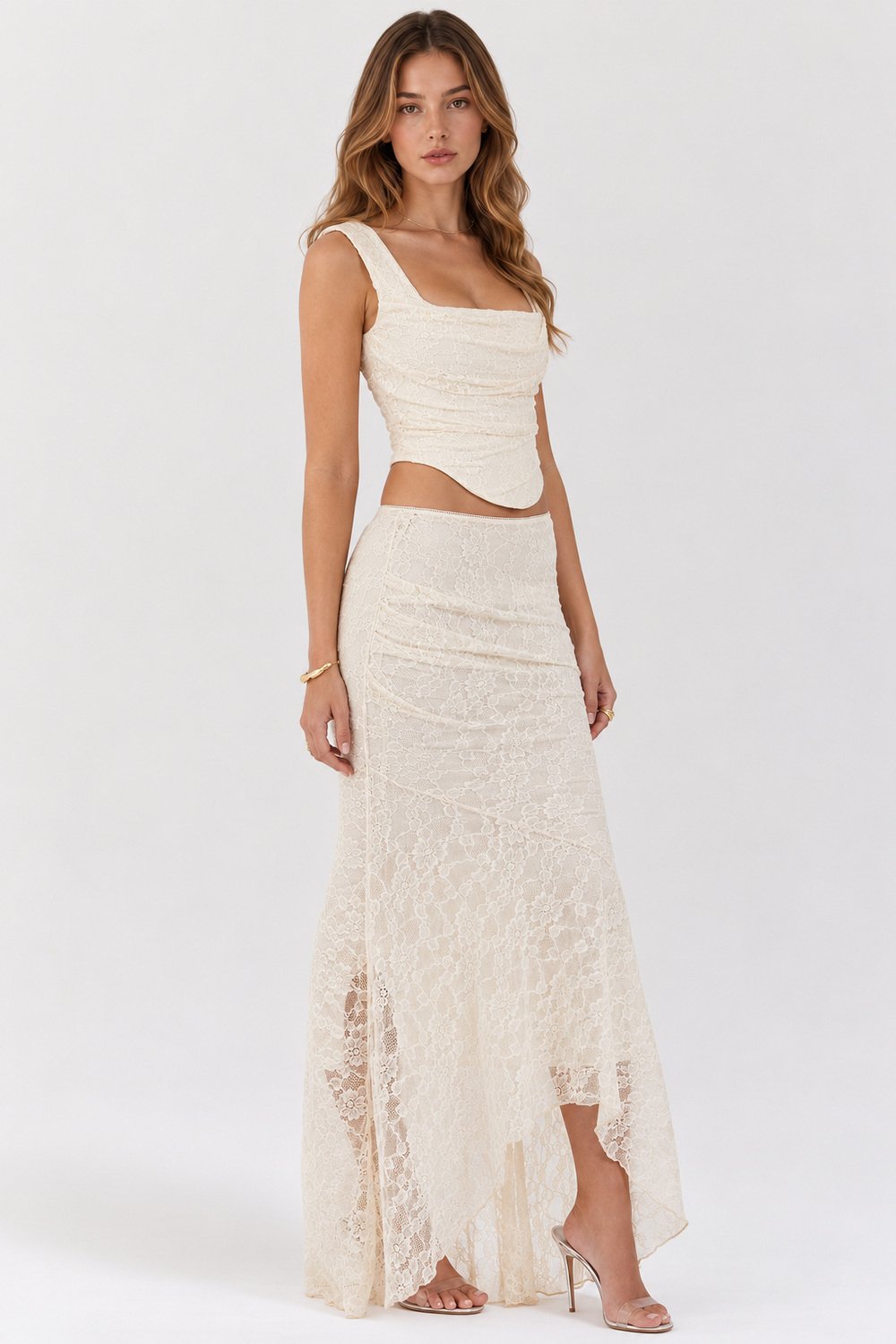 conjunto off white com saia assimetrica lateral Conjunto de renda off white em três quartos, com cropped ajustado e saia longa mais curta na frente.