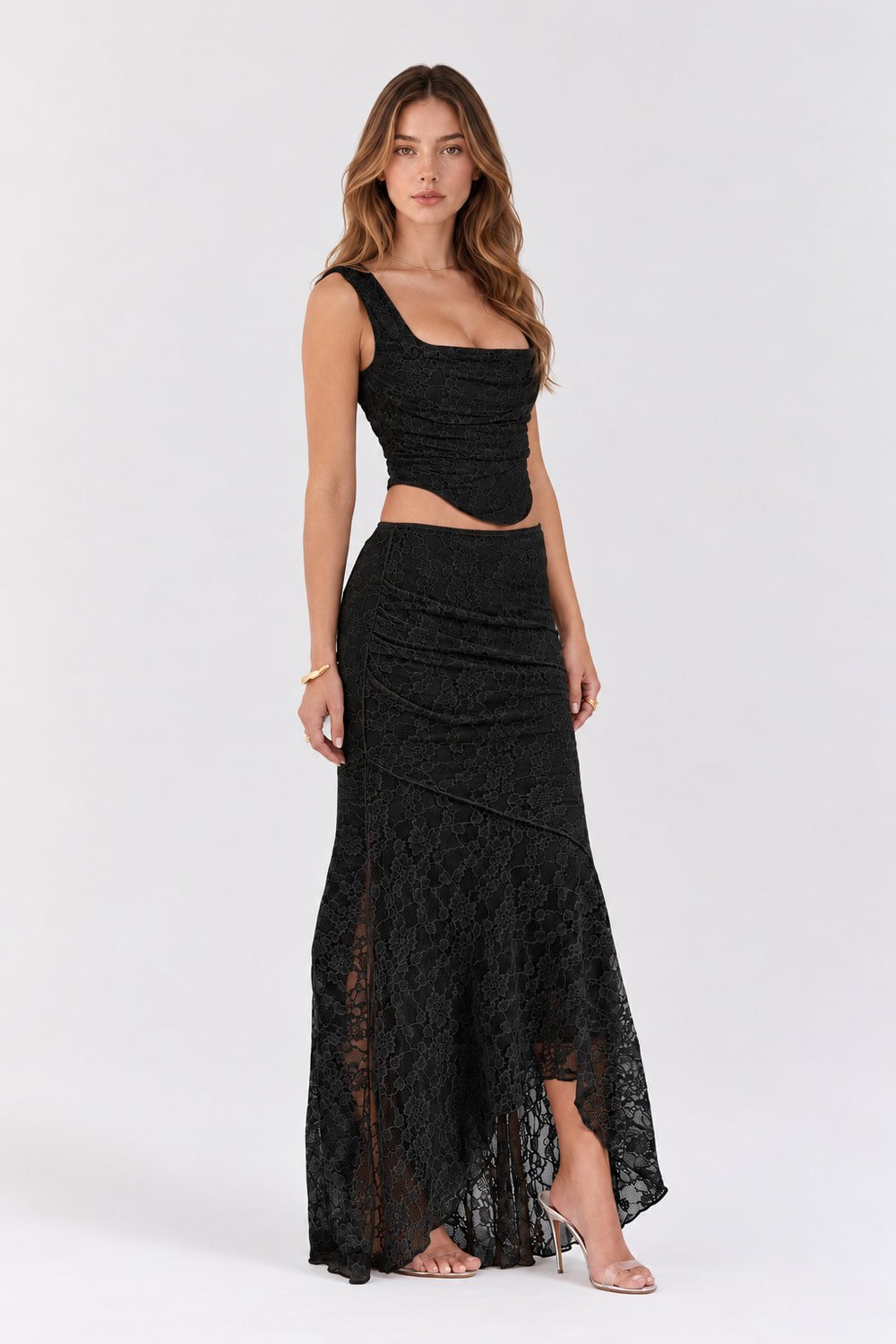 Conjunto Feminino Preto de Renda com Cropped — vista 4 Conjunto preto de renda em três quartos, mostrando decote quadrado e cropped com barra em ponta.